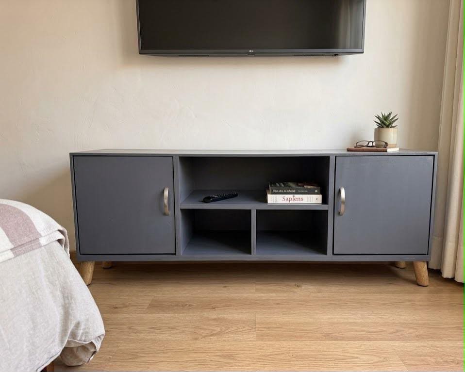 Mueble TV con puertas